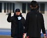 전술훈련 설명하는 김학범 감독