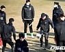 선수들과 함께 공 차며 몸 푸는 '학범슨' 김학범 감독 [사진]