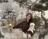 강민경, 함박눈에 '으리으리' 정원 산책..눈덩이인 줄 알았는데 강아지네