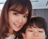 '이동국♥' 이수진, 아이 다섯 엄마 맞나? 초동안 미모..아들과 '뽀뽀'[★해시태그]