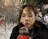 '제이쓴♥' 홍현희, 눈 맞고 얼어 죽어도 아이스커피 "반신욕 해야겠다"  [★해시태그]