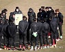 작전 지시하는 김학범 감독