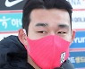 취재진 질문 답하는 송민규
