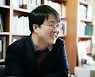 홍성욱 교수 "딱딱한 서평은 그만..책 읽는 맛 날 겁니다"
