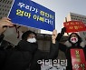 호송차 앞에 눕고 "살인자"..정인 양부모 첫 재판에 폭발한 분노