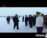 눈길 속 금수산궁전 참배 나서는 북한 김정은과 주요 간부