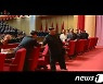 8차 당 대회 마친 북한 김정은, 김덕훈 내각총리와 악수