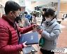 '선생님과 나누는 졸업 인사'
