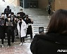 '마스크 착용하고 졸업식 기념촬영'
