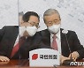 김종인 위원장 마이크 켜주는 주호영 원내대표