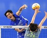 [포토]김선호의 손에 걸린 김동영의 공격