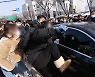 "정인이 죽여놓고 외제차 타고 가냐" 시민들, 양부 차에 발길질