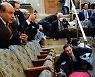 美 의회서 코로나19 감염 확산..'의사당 난입' 후폭풍