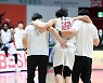 다리부상 입고 코트 떠나는 오재현 [MK포토]