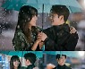 '런 온' 최수영 강태오 빗속 설렘 투샷, 핑크빛 기류 시작되나