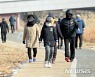 '따뜻한 날씨에 산책 즐기는 시민들'