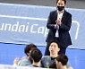 박수치는 현대캐피탈 최태웅 감독