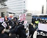 "정인이 양부모 사형하라"..분노하는 법원 앞 시민들