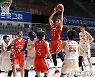 허일영, '4쿼터 귀중한 공격 리바운드 따내며' [사진]