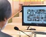 거리 두고 카메라에 인사..코로나 시대 졸업식
