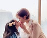 '정한울♥' 이윤지, 폭설 속 딸과 뽀뽀..영화 한 장면 같네 [★해시태그]