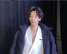 '김태희♥' 비, 가리기엔 너무 작은 재킷..섹시미 폭발 [★해시태그]