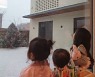 윤상현♥메이비 삼남매, 주택 통창으로 눈 구경하는 어린이들 [★해시태그]