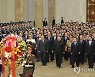 김정은, 금수산태양궁전 참배..김여정은 넷째줄에