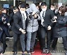 첫 공판 마치고 나오는 '정인이' 양부