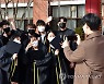졸업식에서도 마스크는 필수