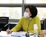 '소상공인 버팀목자금' 집행상황 보고 받는 박영선 장관