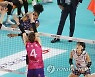 '들어가라!'