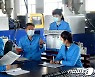 제8차 당 대회 '보고' 학습하는 북한 노동자들