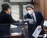 남북교류협력 추진협의회 참석자와 인사 나누는 이인영 장관