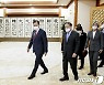 환담장 향하는 문재인 대통령