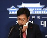 마스크 벗는 강민석 대변인