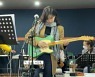 [N샷] 수지, 10주년 공연 위해 기타 연습..여신 비주얼