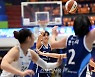 [포토]신한은행 이경은, '엄지야! 받아!'