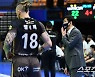 [포토] 4세트 22대22 상황에서 석진욱 감독의 작전 지시