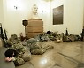 [포착] 링컨흉상 아래..美의사당 바닥서 잠든 군인들