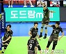 OK금융그룹 '진땀승 거두고 2위로 점프' [MK포토]