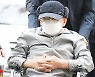'휠체어 재판' 이만희, 풀려나자 벌떡 일어나 1시간 강의