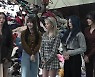 '시즌비시즌' 여자친구 출격, 비에 꾸안꾸 남친룩 코디