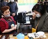 박영선 장관, 코로나로 힘겨운 소상공인 사연에 울컥