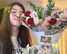이선빈, ♥이광수의 선물?..꽃+케이크에 기쁨 [리포트:컷]