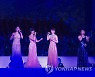 장중한 분위기 속 노래하는 북한 여가수