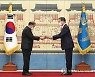 신임장 수여하는 문재인 대통령