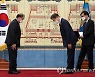 강창일 주일대사와 인사하는 문재인 대통령