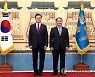기념사진 촬영하는 문재인 대통령과 강창일 주일대사