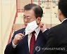 마스크 벗는 문재인 대통령